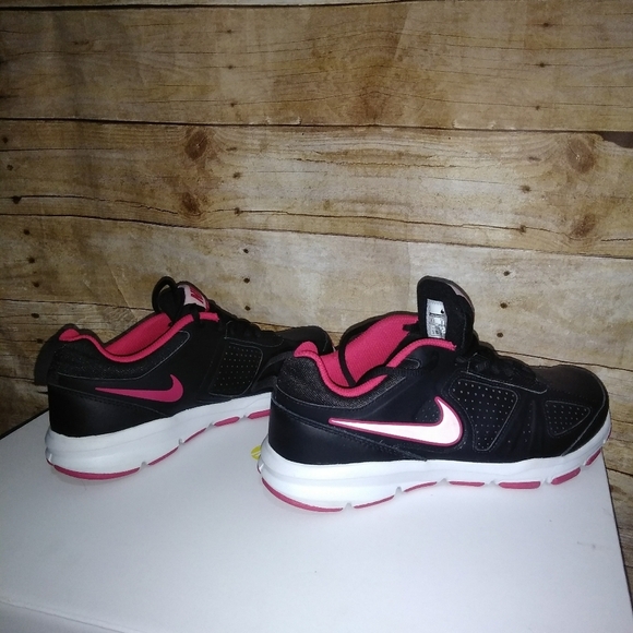 Nike T-Lite XL back and Pink athletic sneaker - Picture 2 of 7